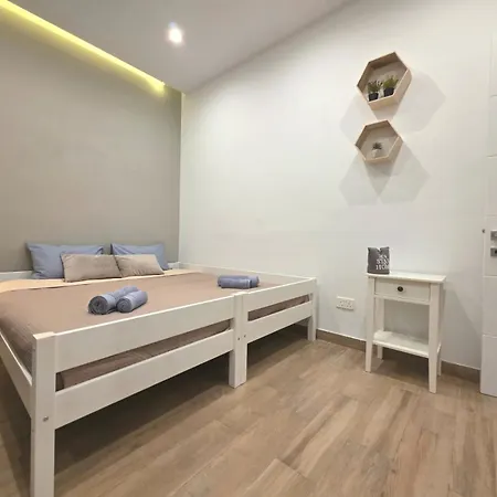 Stylish With Private Yard - Sleep 6 By Quicktrips Lägenhet