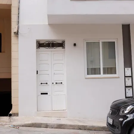 Stylish With Private Yard - Sleep 6 By Quicktrips