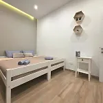 Stylish With Private Yard - Sleep 6 By Quicktrips Apartment