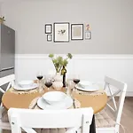 Stylish With Private Yard - Sleep 6 By Quicktrips Apartment *