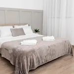 Apartment Stylish With Private Yard - Sleep 6 By Quicktrips