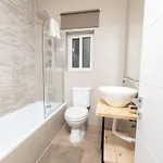 Apartment Stylish With Private Yard - Sleep 6 By Quicktrips *