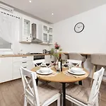 Stylish With Private Yard - Sleep 6 By Quicktrips Apartment *