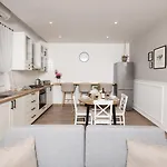 Stylish With Private Yard - Sleep 6 By Quicktrips *