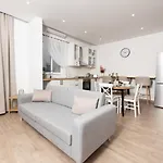 Stylish With Private Yard - Sleep 6 By Quicktrips *