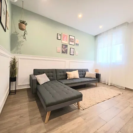 Stylish With Private Yard - Sleep 6 By Quicktrips Lägenhet