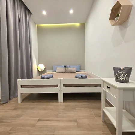 Stylish With Private Yard - Sleep 6 By Quicktrips Lägenhet