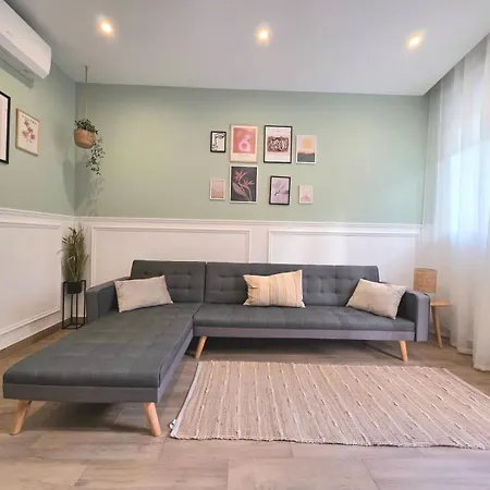 Apartment Stylish With Private Yard - Sleep 6 By Quicktrips