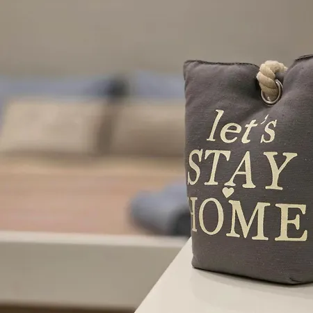 Apartment Stylish With Private Yard - Sleep 6 By Quicktrips *