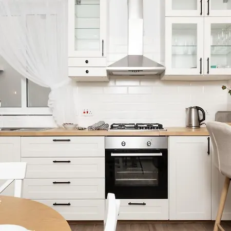 Stylish With Private Yard - Sleep 6 By Quicktrips *