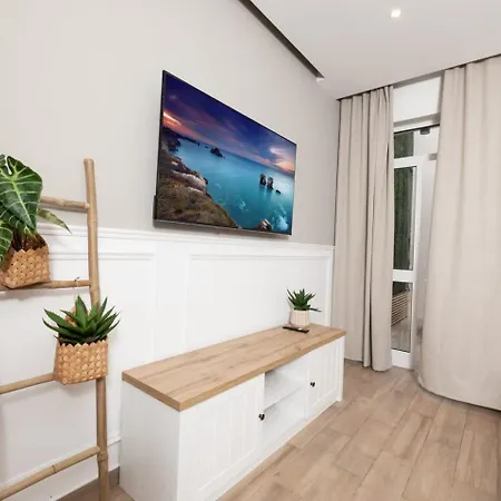 Stylish With Private Yard - Sleep 6 By Quicktrips Lägenhet Mellieħa