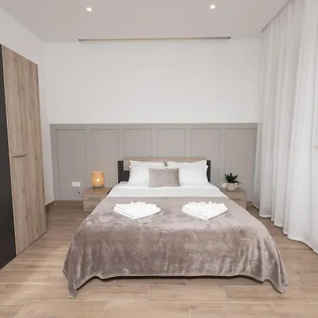 Apartment Stylish With Private Yard - Sleep 6 By Quicktrips