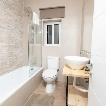 Lägenhet Stylish With Private Yard - Sleep 6 By Quicktrips *