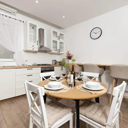 Stylish With Private Yard - Sleep 6 By Quicktrips Lägenhet *