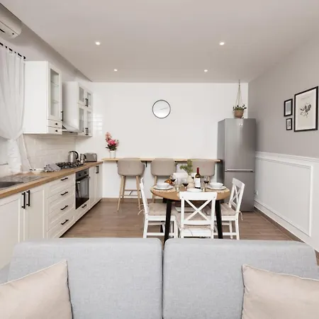 Stylish With Private Yard - Sleep 6 By Quicktrips *