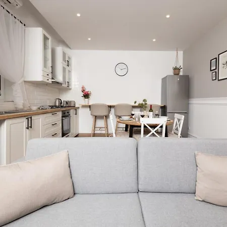 Stylish With Private Yard - Sleep 6 By Quicktrips