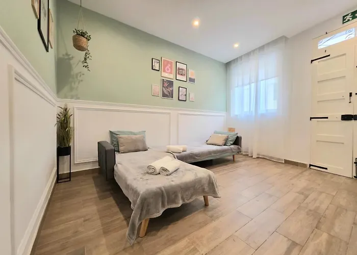 Stylish With Private Yard - Sleep 6 By Quicktrips *