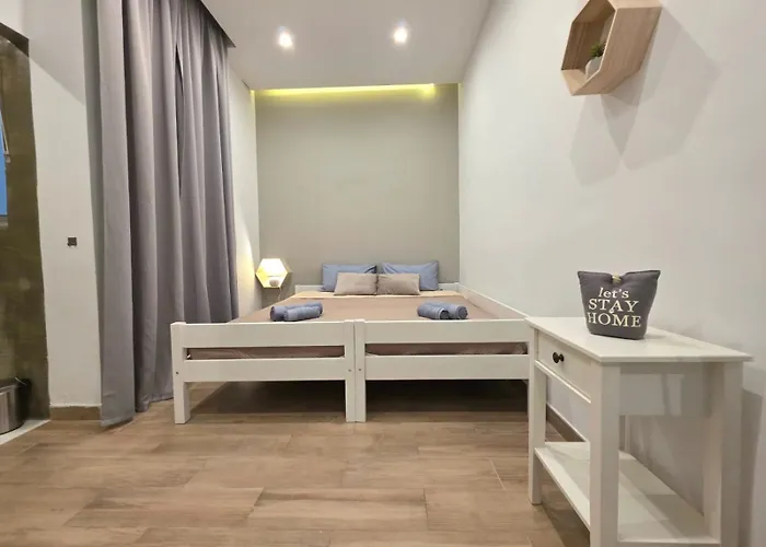 Stylish With Private Yard - Sleep 6 By Quicktrips 公寓