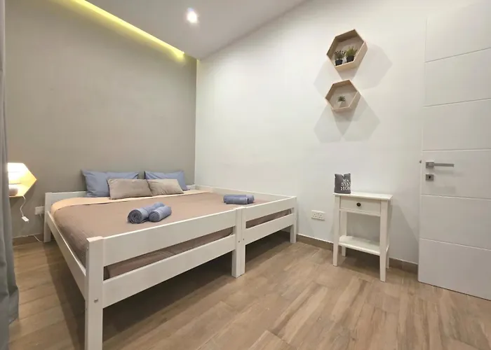 Stylish With Private Yard - Sleep 6 By Quicktrips 公寓