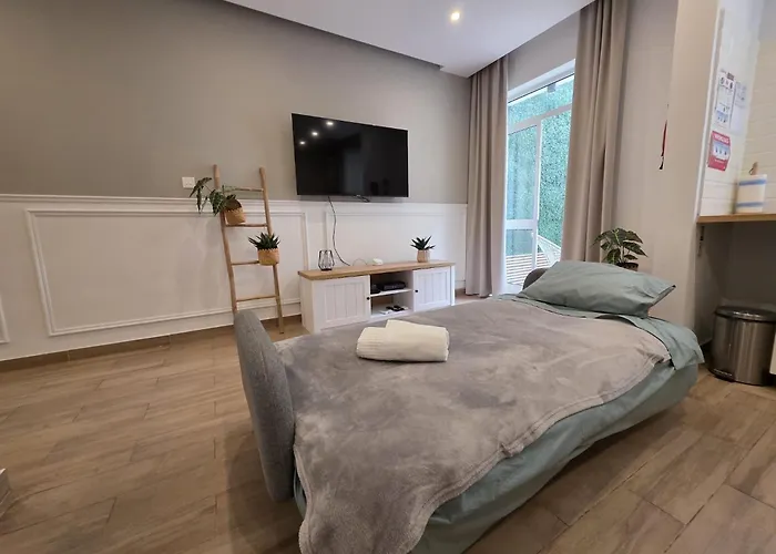 Stylish With Private Yard - Sleep 6 By Quicktrips 公寓 梅利哈