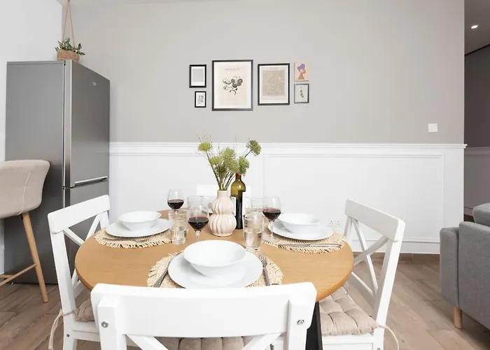 Stylish With Private Yard - Sleep 6 By Quicktrips 公寓 *