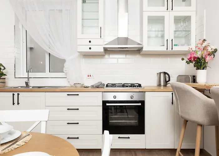 Stylish With Private Yard - Sleep 6 By Quicktrips *