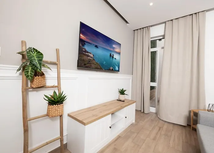 Stylish With Private Yard - Sleep 6 By Quicktrips 公寓 梅利哈