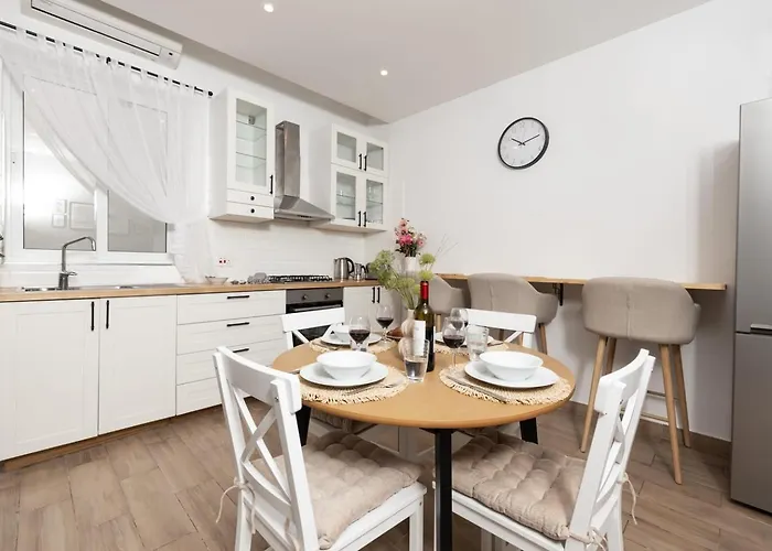 Stylish With Private Yard - Sleep 6 By Quicktrips 公寓 *