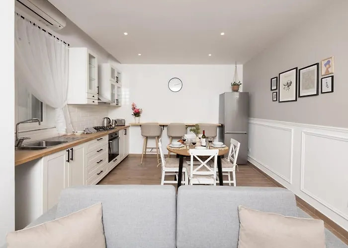 Stylish With Private Yard - Sleep 6 By Quicktrips *