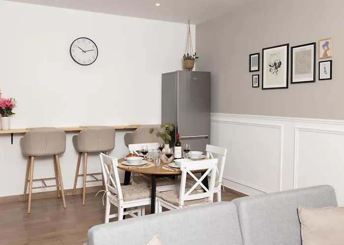 Stylish With Private Yard - Sleep 6 By Quicktrips * 梅利哈