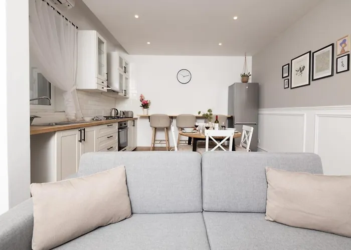 Stylish With Private Yard - Sleep 6 By Quicktrips