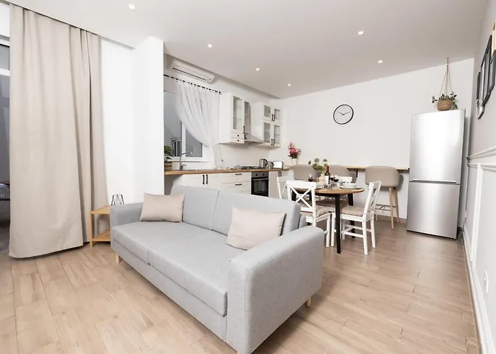 Stylish With Private Yard - Sleep 6 By Quicktrips *